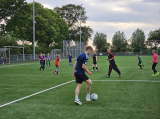 Laatste training S.K.N.W.K. JO11-1JM (partijtje tegen de ouders) van maandag 27 mei 2024 (89/137)